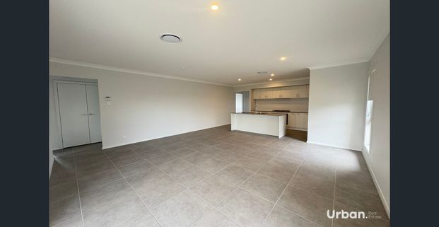 Family Home For Lease! Peaceful Living in Hillcrest Estate Extra parking for Caravan or Boat! - Photo 1