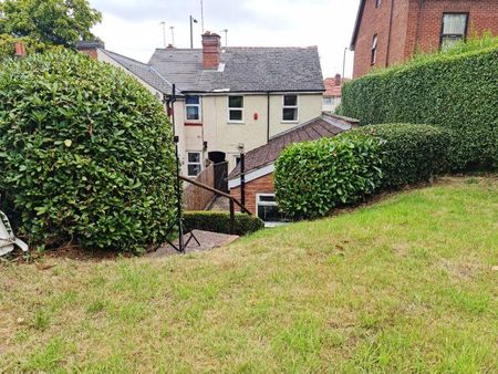 4 bedroom end of terrace house to rent - Photo 2