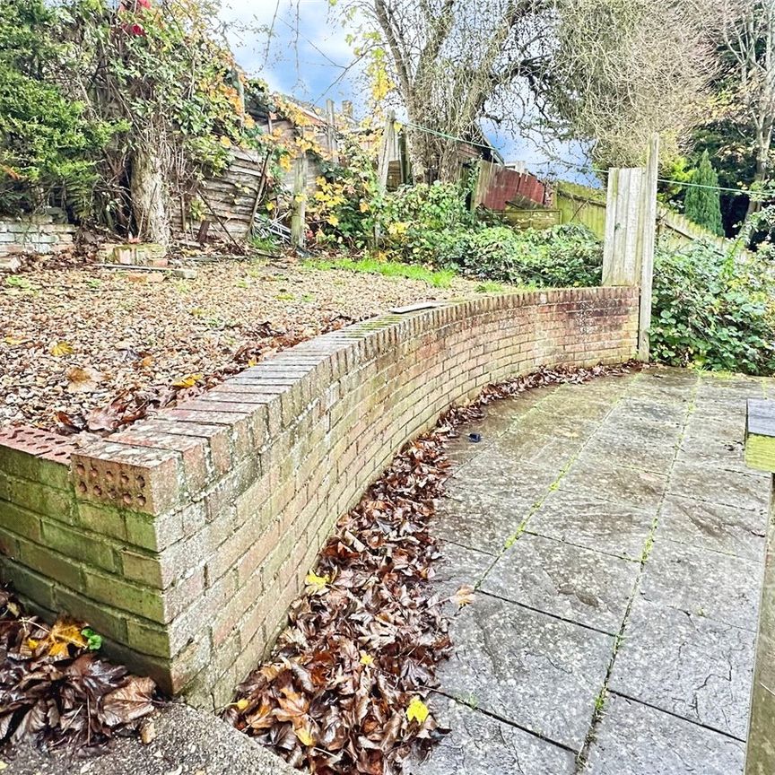 5 bedroom house to rent Brendon Avenue, Luton, Bedfordshire, LU2 - Photo 1