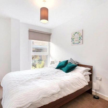 2 bedroom maisonette in London - Photo 4