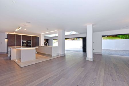 Modern family home which sits in around an acre of grounds with self contained annexe - Photo 5
