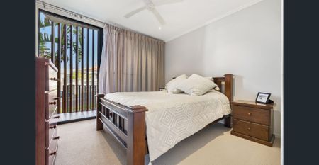 Luxurious Townhouse Living – Prime Sandgate Location - Photo 2
