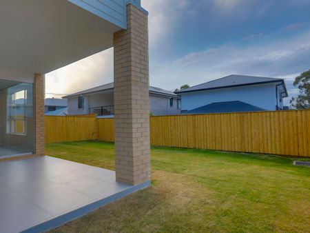 Brand-new, architecturally designed 5-bedroom, 4 bathroom house - Photo 4
