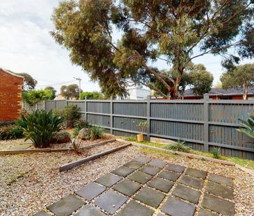 Beautiful Quiet Property with a large Courtyard! - Photo 6