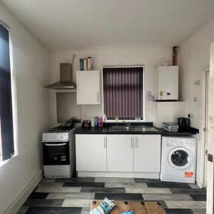 Room in a Shared House, Recreation View, LS11 - Photo 2