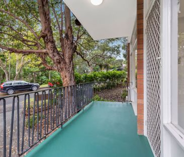 Refurbished One Bedroom Apartment in Great Location - Photo 2