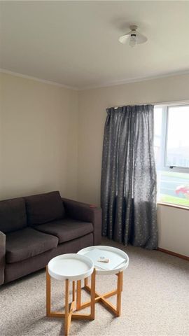 Tidy 2-bedroom home - water & lawns included - Photo 3