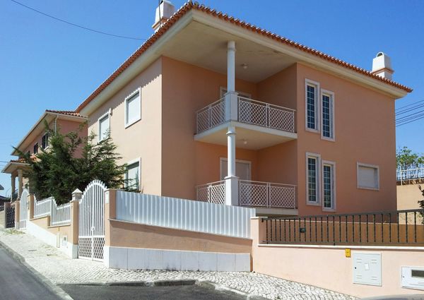 Large house nearby Tagus Park