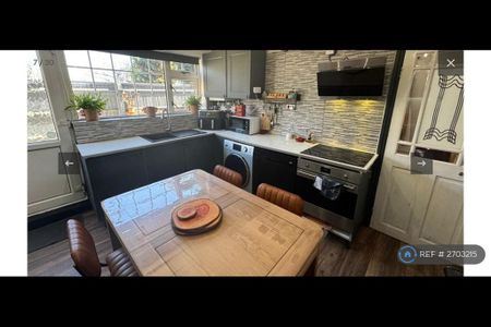 2 bedroom semi-detached house to rent - Photo 5