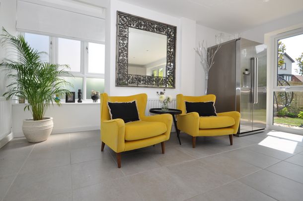 Clover Drive, Cheltenham, Gloucestershire - Photo 1