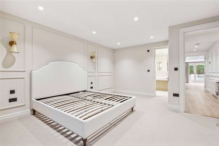 A beautifully renovated three bedroom garden flat with a private entrance - Photo 4