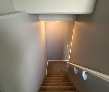 Evergreen - 3 Bedroom/2 Bathroom Upper - 507 Evergreen Blvd - Photo 5