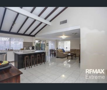 FANTASTIC LOCATION - FULL OF FEATURES - DON'T MISS THIS LOVELY HOME! - Photo 3