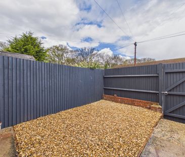 2 bedroom House in Alexandra Road, Hampshire - Photo 6