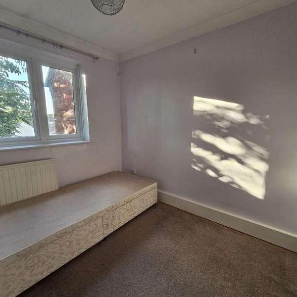 Linton Gardens, Beckton, E6 - Photo 1