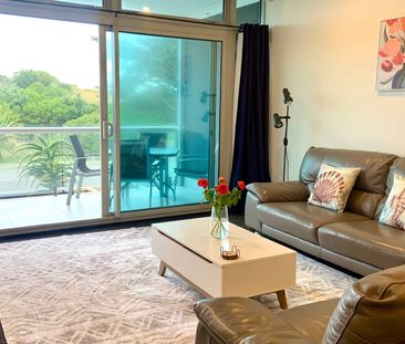 Beachfront Spacious Fully Furnished Immaculate Apartment! - Photo 2