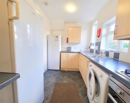 5 bedroom House To Let - Photo 2