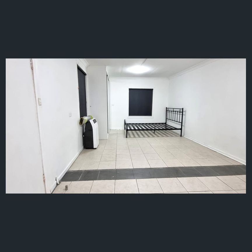 Studio apartment including water near station - Photo 1