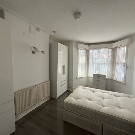 Room in a Shared House, Grosvenor Road, IG1 - Photo 3
