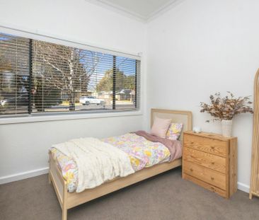 NEAT AND TIDY 3 BEDROOM HOME WITH HOME OFFICE - Photo 5