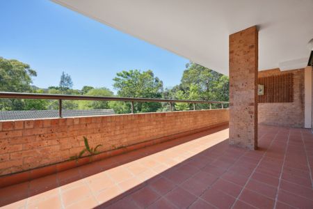 Family sized and secluded with two garages - Photo 5