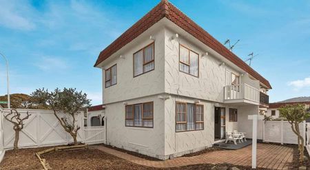 Large family home fully fenced - Photo 4