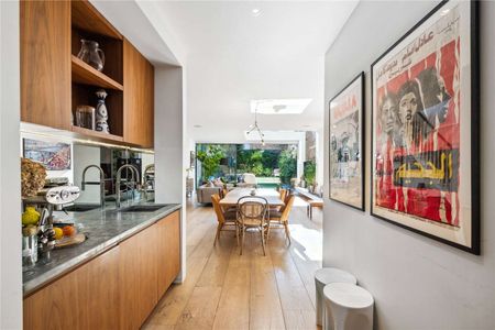 A beautifully presented house with exceptional entertaining space and a south-facing garden - Photo 5