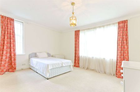 A lovely three bedroom mansion flat that has been finished to a high standard throughout. - Photo 5