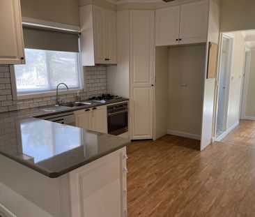 COMFORTABLE 3 BEDROOM HOME - Photo 4