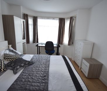 4 Bed Semi-Detached House, Honeysuckle Road, SO16 - Photo 4