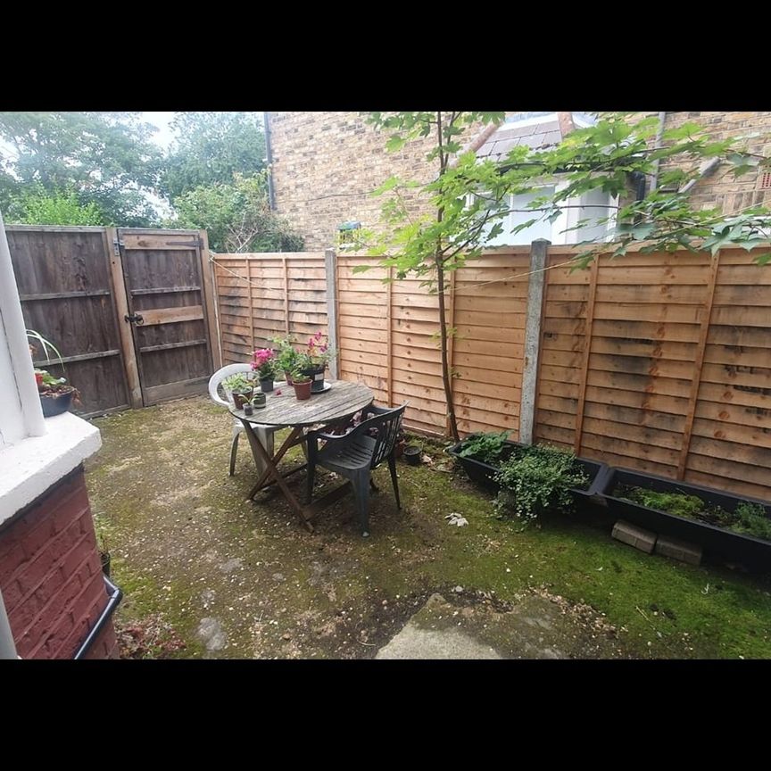 Room in a Shared Flat, Chichele Road, NW2 - Photo 1