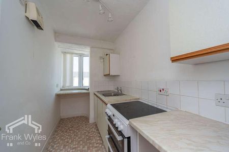 Clifton Drive, Blackpool, Lancashire, FY4 - Photo 2