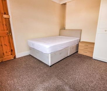 A Four Bedroom Detached House in Winton!! - Photo 5