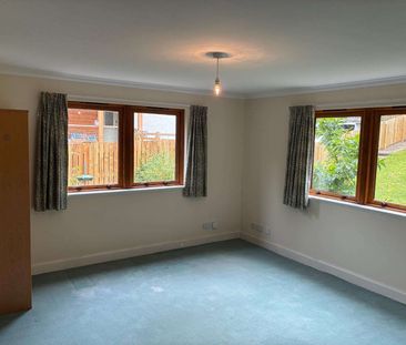 Detached 5 Bedroom Home in much sought after location. - Photo 6