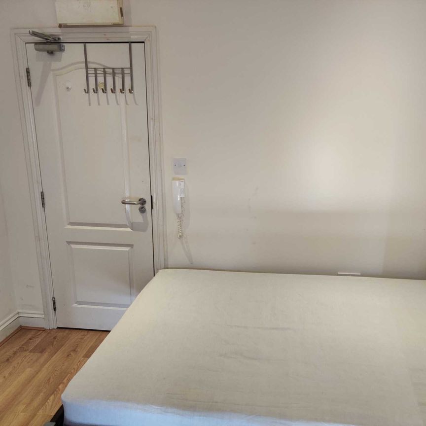 Price £950 pcm - Available 27/11/2025 - Furnished - Photo 1