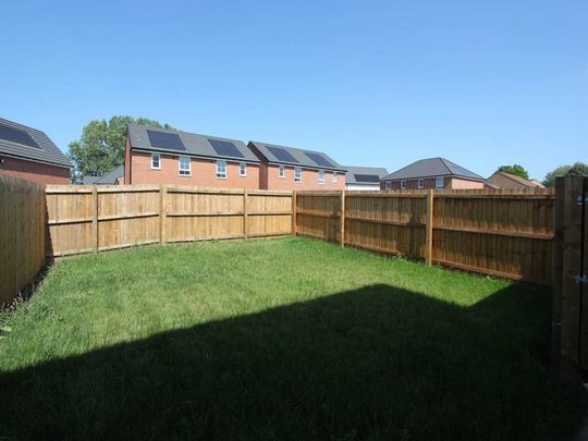 3 bedroom semi-detached house to rent - Photo 1