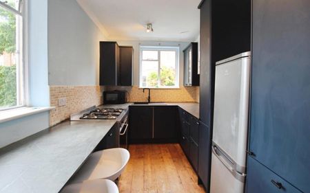 A good size property, with a separate kitchen, close to transport links and local amenties. - Photo 5