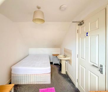 1 bedroom in a house share to rent - Photo 4