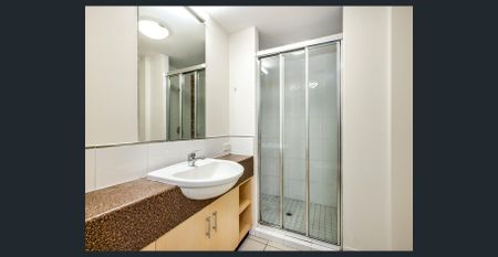 Spacious Unfurnished Three bedroom Unit in City Fringe - Photo 2