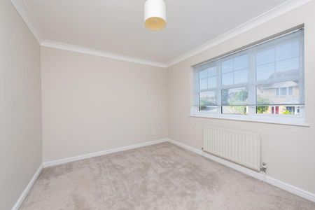 Curtis Close, Camberley - 4 bedrooms Property for lettings - Seymours - Photo 3