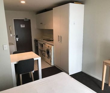 Central Auckland Studio Gem w/ Balcony - Photo 2