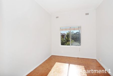 SPACIOUS 1 BEDROOM FLAT IN GREAT LOCATION - Photo 2