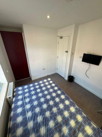 4 bedroom flat to rent - Photo 3