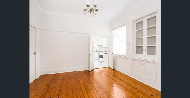 BEAUTIFULLY PRESENTED SPACIOUS GROUND FLOOR APARTMENT - Photo 1