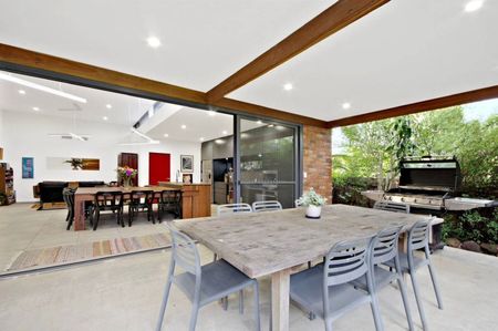 Spacious Four Bedroom Family Home - Photo 2