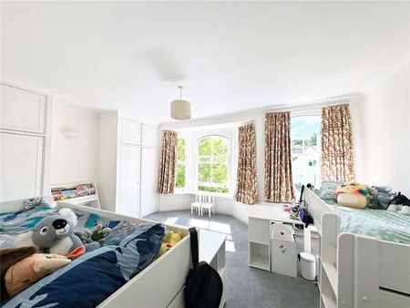 The Crescent, Farnham, Surrey, GU9 - Photo 4