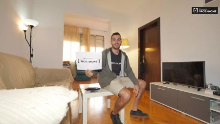 Double bed in Room in a shared 3-bedroom apartment for rent in la Sagrada Família. - Photo 4