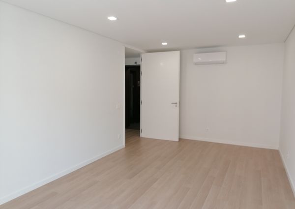 Fantástico Apartamento T2 para Arrendamento na Amadora
