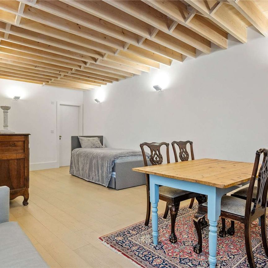 A stunning architecturally designed four bedroom new build house in a secluded position, shielded, yet moments from the hustle and bustle of Upper Street. - Photo 1