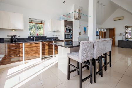 2 bed flat to rent in Honeycombe Beach, Honeycombe Chine, BH5 - Photo 5